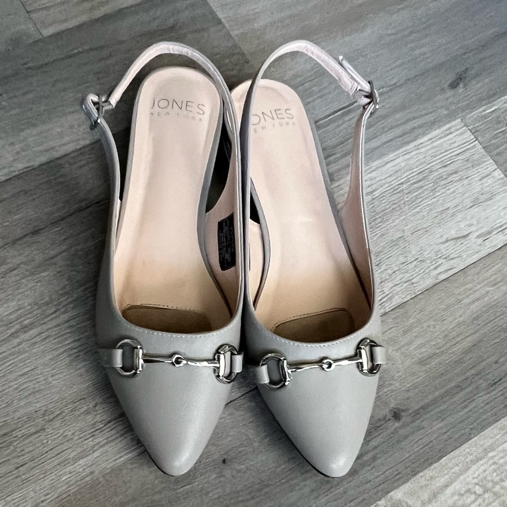 Jones New York Gray Pointed Flats